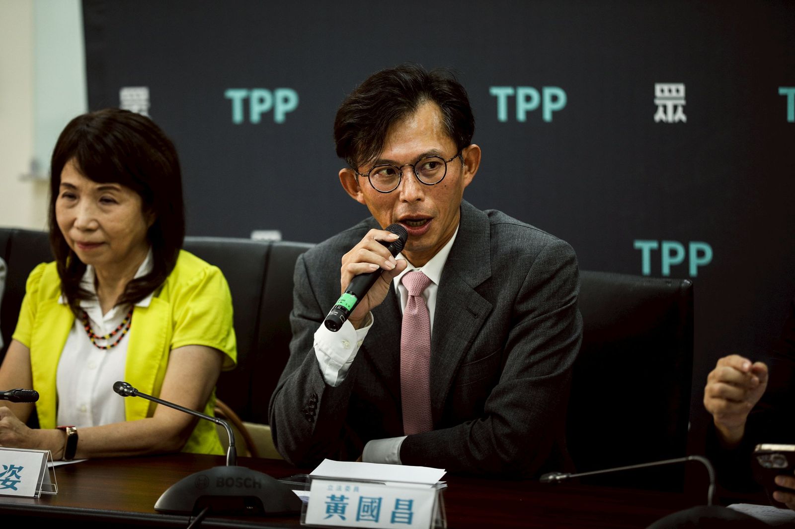 從黃國昌狗仔門到 NPR 斷援:媒體崩塌與公共性自焚