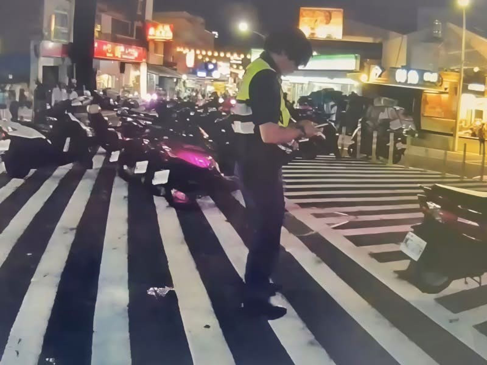 國慶日當天民眾檢舉屏東小琉球機車停滿槽化線區,警方一口氣開出16張罰單。讀者提供