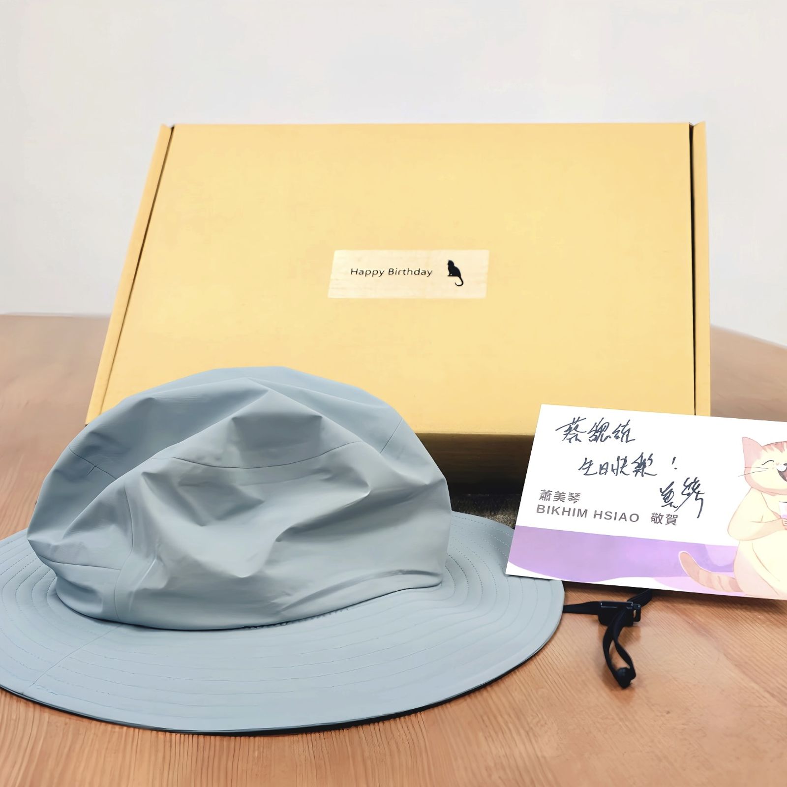 蕭美琴送給蔡英文的生日禮物是登山帽。(圖/翻攝蔡英文Threads)