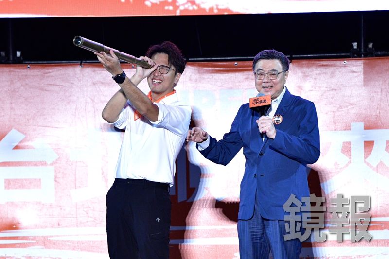 卓榮泰送沈伯洋船長望遠鏡　虧「選伯洋救萬安」：就不用陪國昌打地鼠