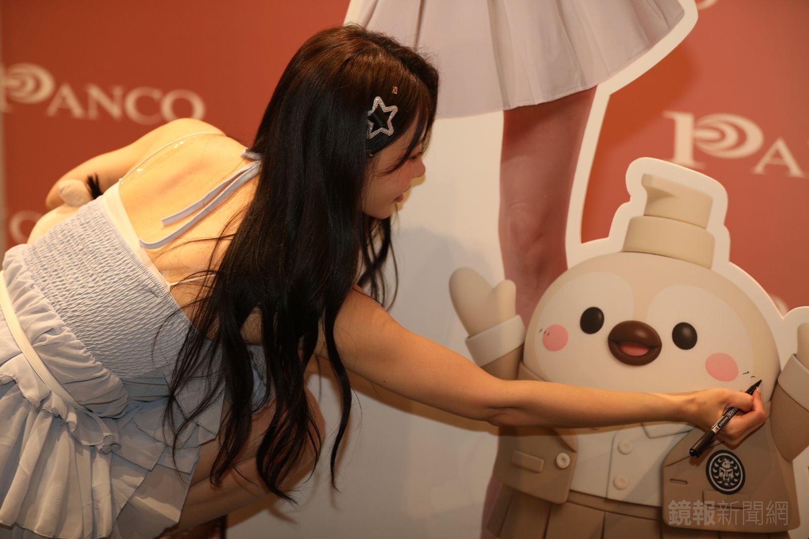 幸運粉絲可以帶走李雅英親筆簽名人形立牌。鄒保祥攝