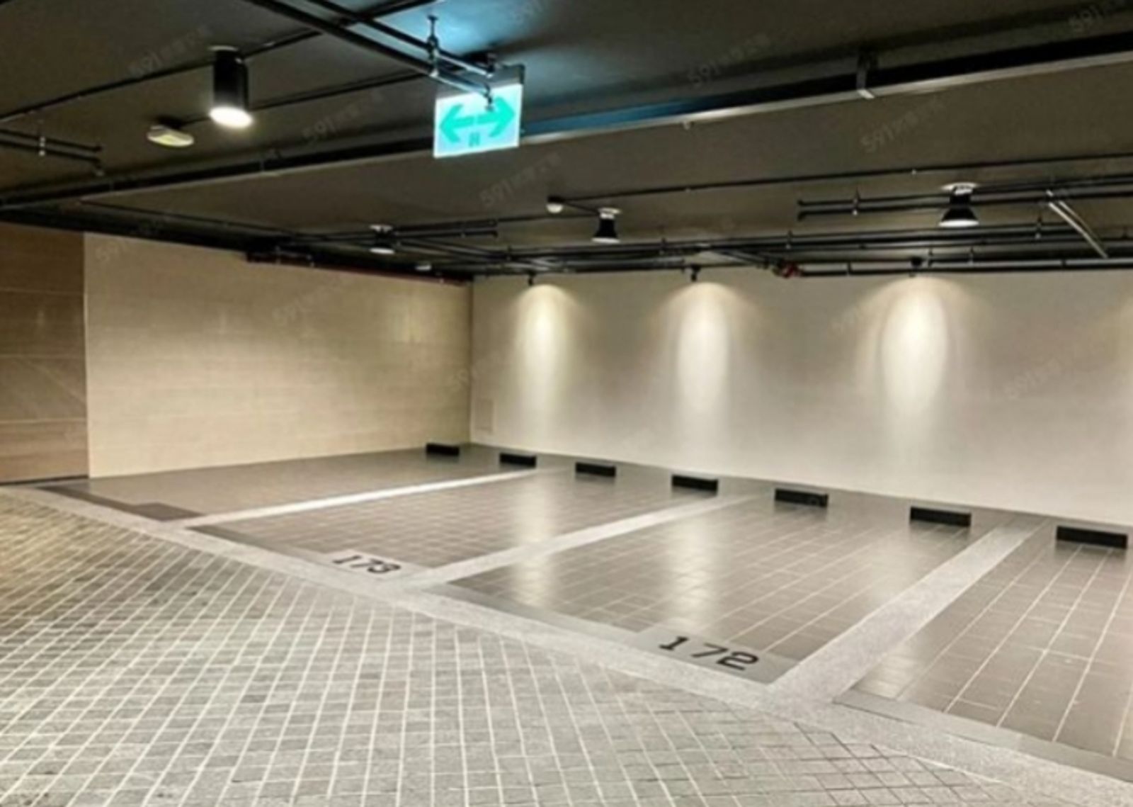 陳志的白色超跑大軍，就是停在北市豪宅「和平大苑」地下室停車場。翻攝《591房屋交易網》