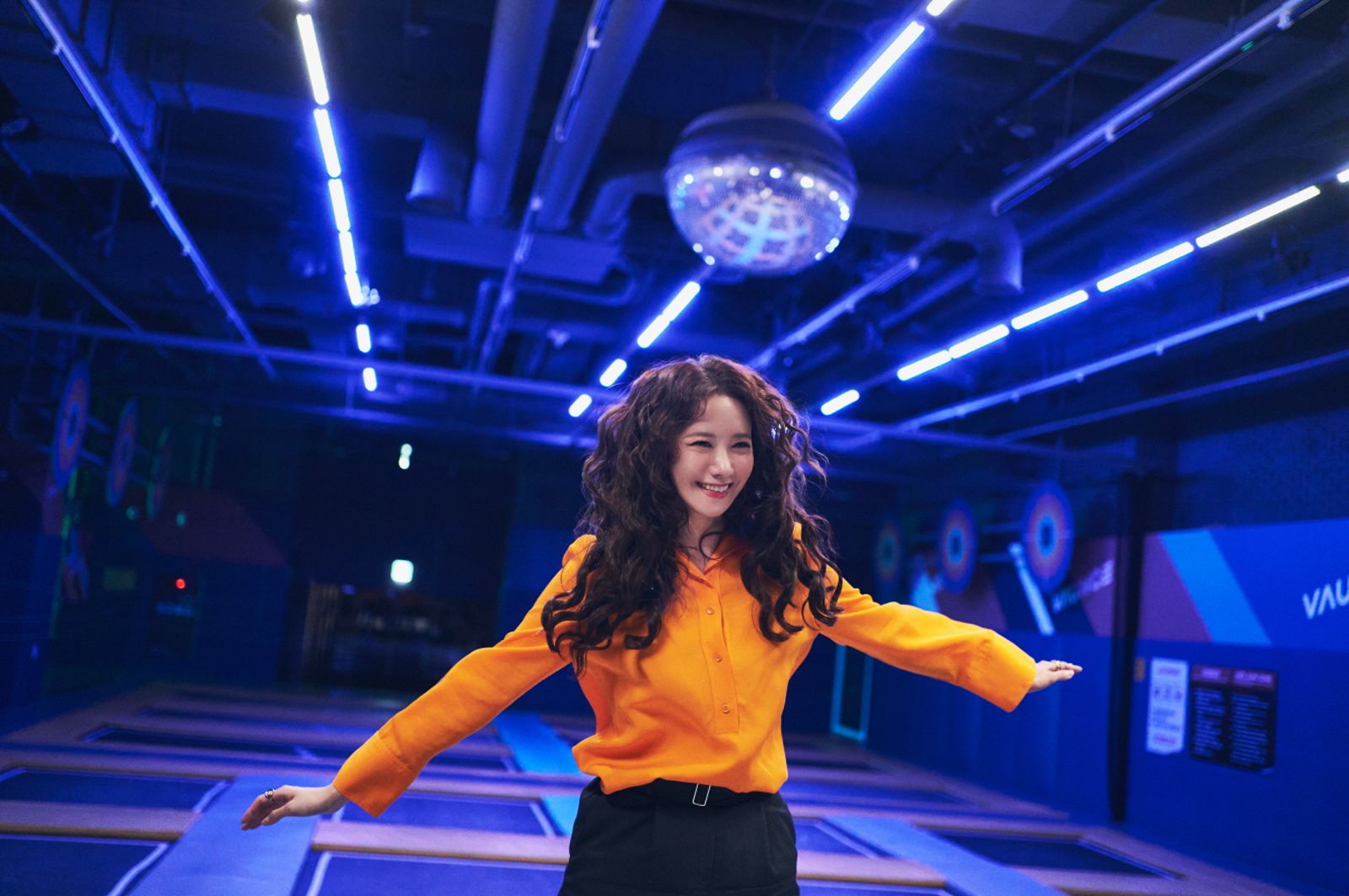 潤娥首度挑戰惡魔角色，也是她演過最有活力的角色！車庫提供