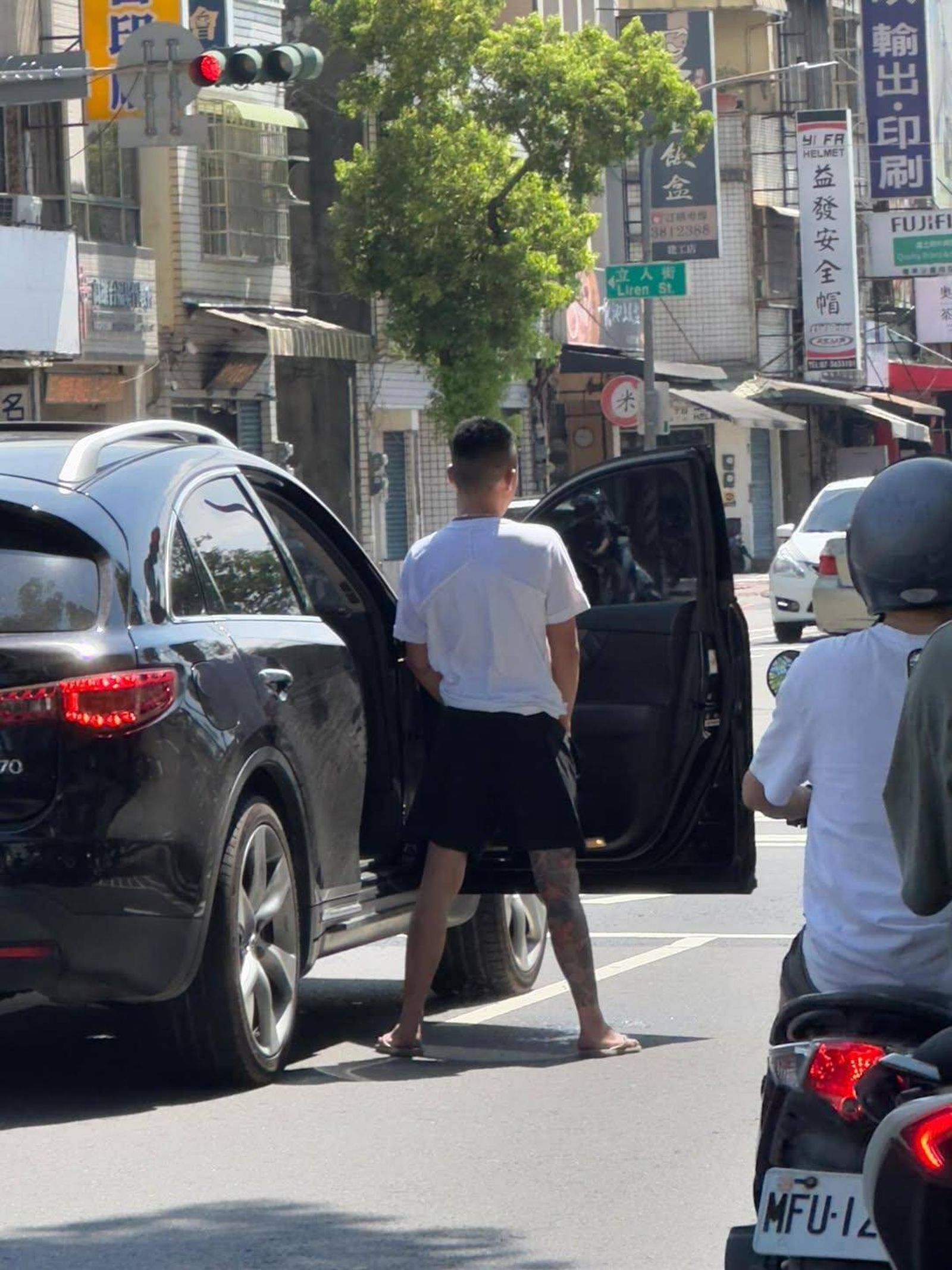 紅燈太久嗎？高雄休旅車副駕駛憋不住「就地解放」　全網驚呆
