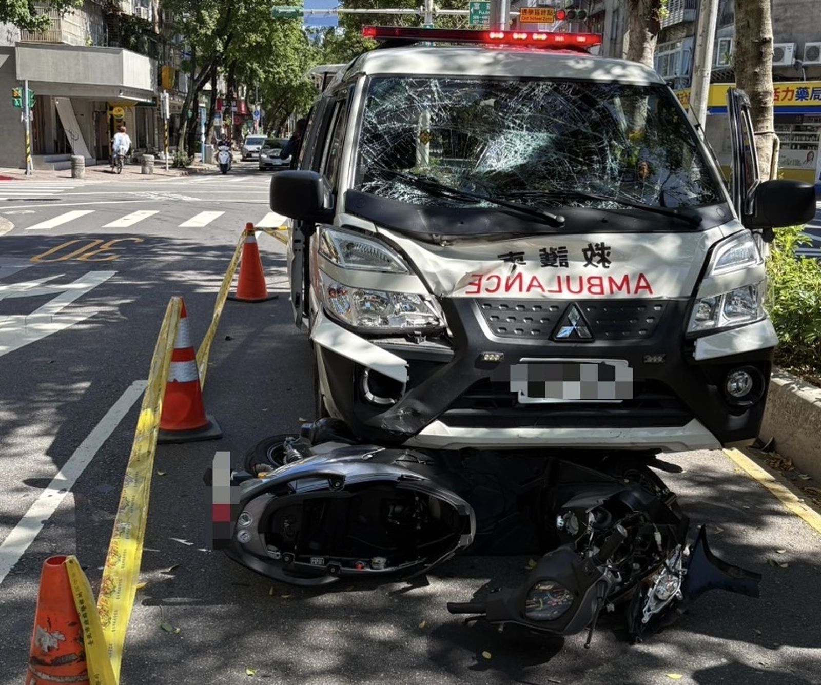 盧男無照上路撞飛騎士不治身亡。翻攝畫面