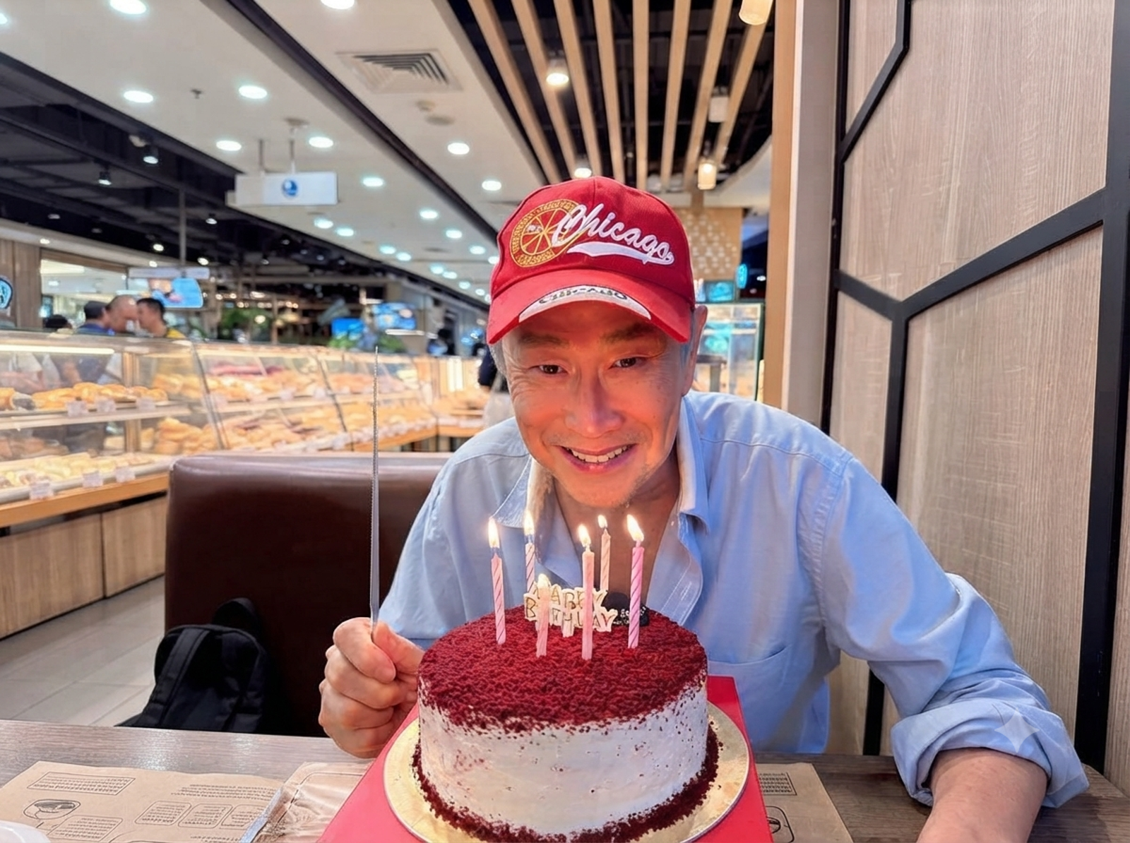 「蚱蜢王子」69歲生日喊話!11月底返台投票「捍衛民主自由」 曾挺大罷免遭攻擊
