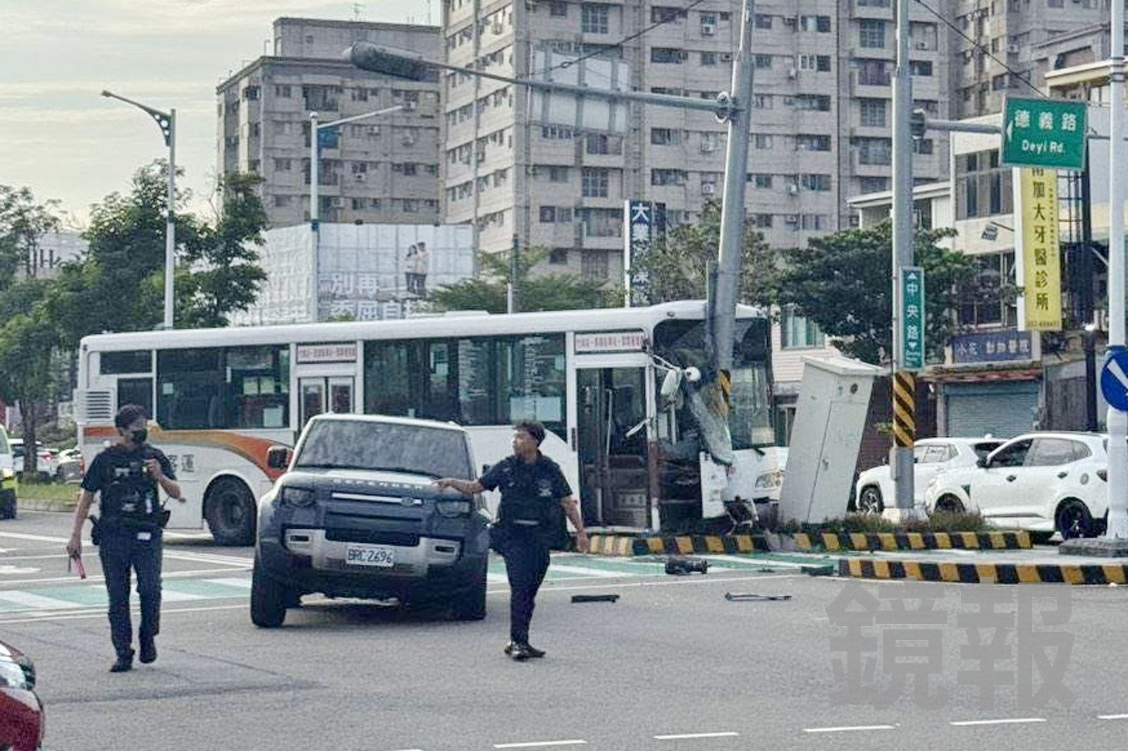公車連環撞7傷!苗栗高鐵快捷公車猛撞號誌桿 被波及車主:他一路開不穩