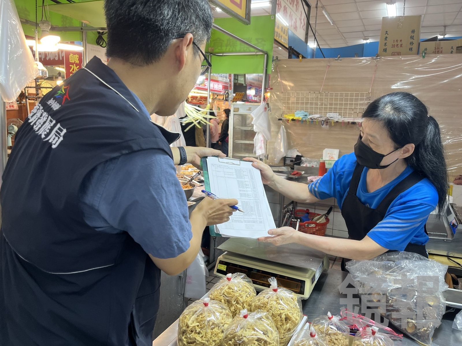 台中市府跨局處稽查架上油品情況。台中市政府提供