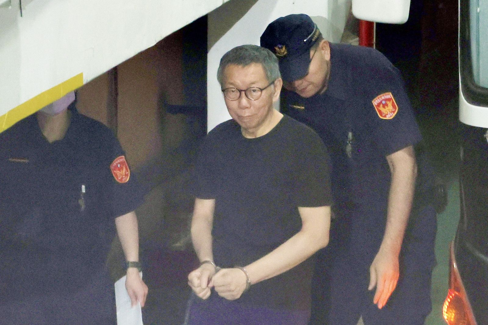 柯文哲昨天向旁聽席民眾說,「請轉告賴清德,我絕不投降」。