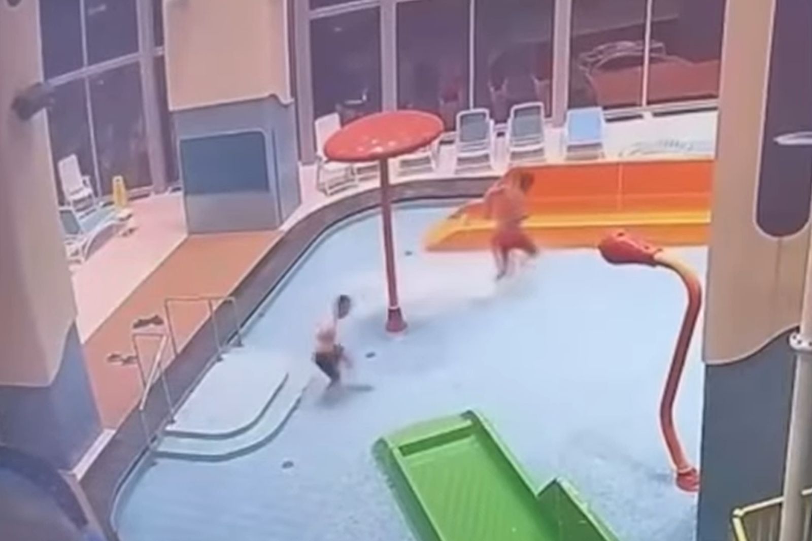 員工帶11歲兒偷闖水上樂園！竟為了「這理由」　老闆一聽原諒他：不開除你了