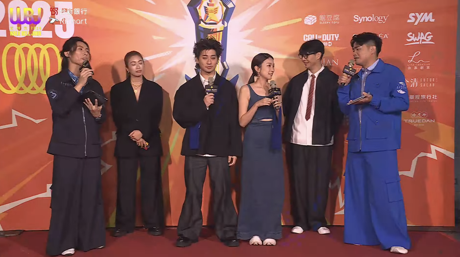 壹加壹現身走鐘獎紅毯。翻攝走鐘獎頒獎典禮 Walk Bell John Awards YouTube