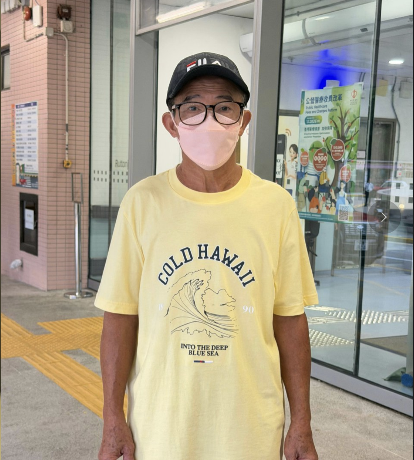 梅艷芳的哥哥梅啟明現身醫院了解情況。翻攝香港01