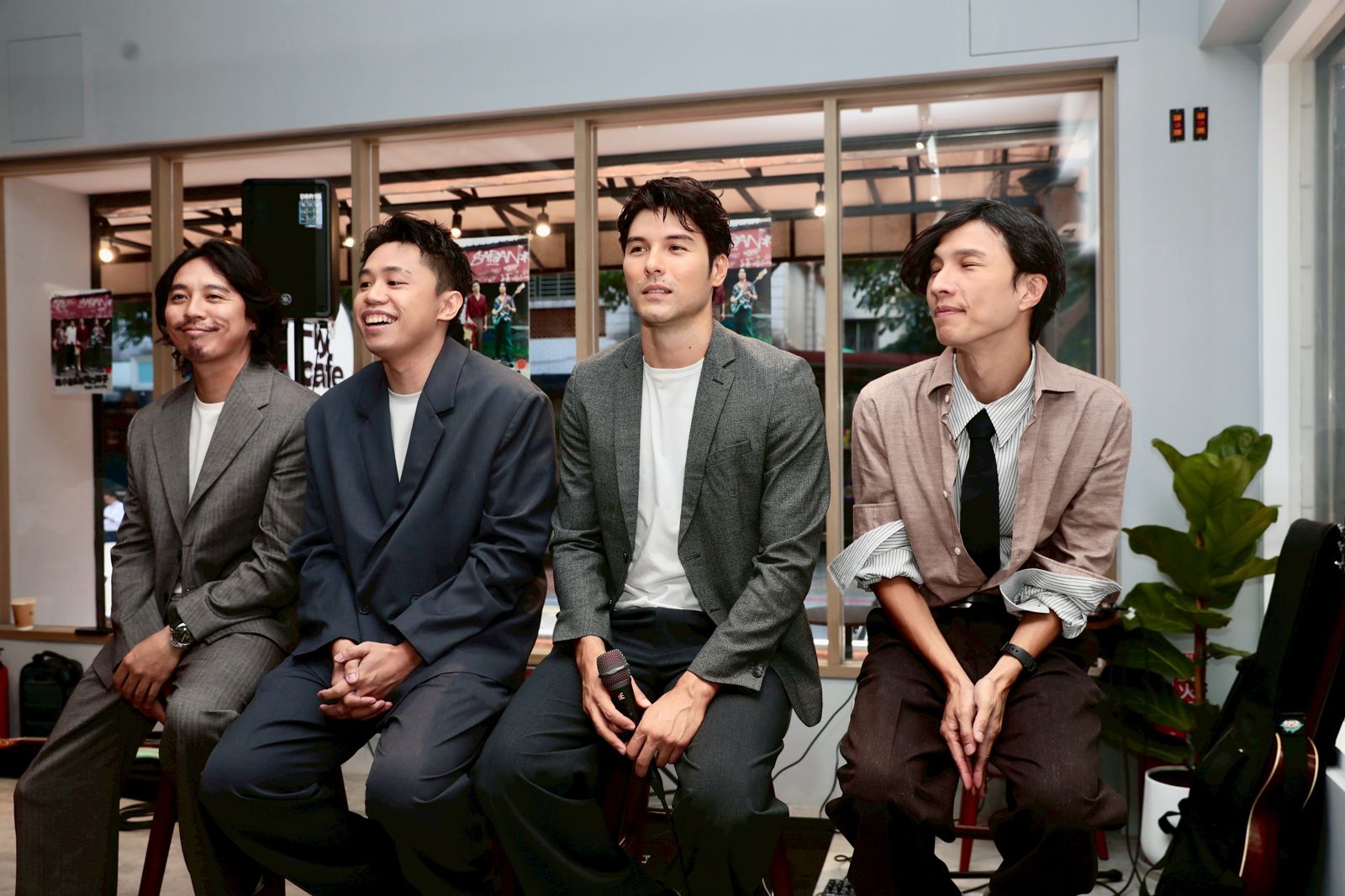 鳳小岳與壓克力柿子樂團成軍半年多，近來突襲辦公室進行快閃演出。