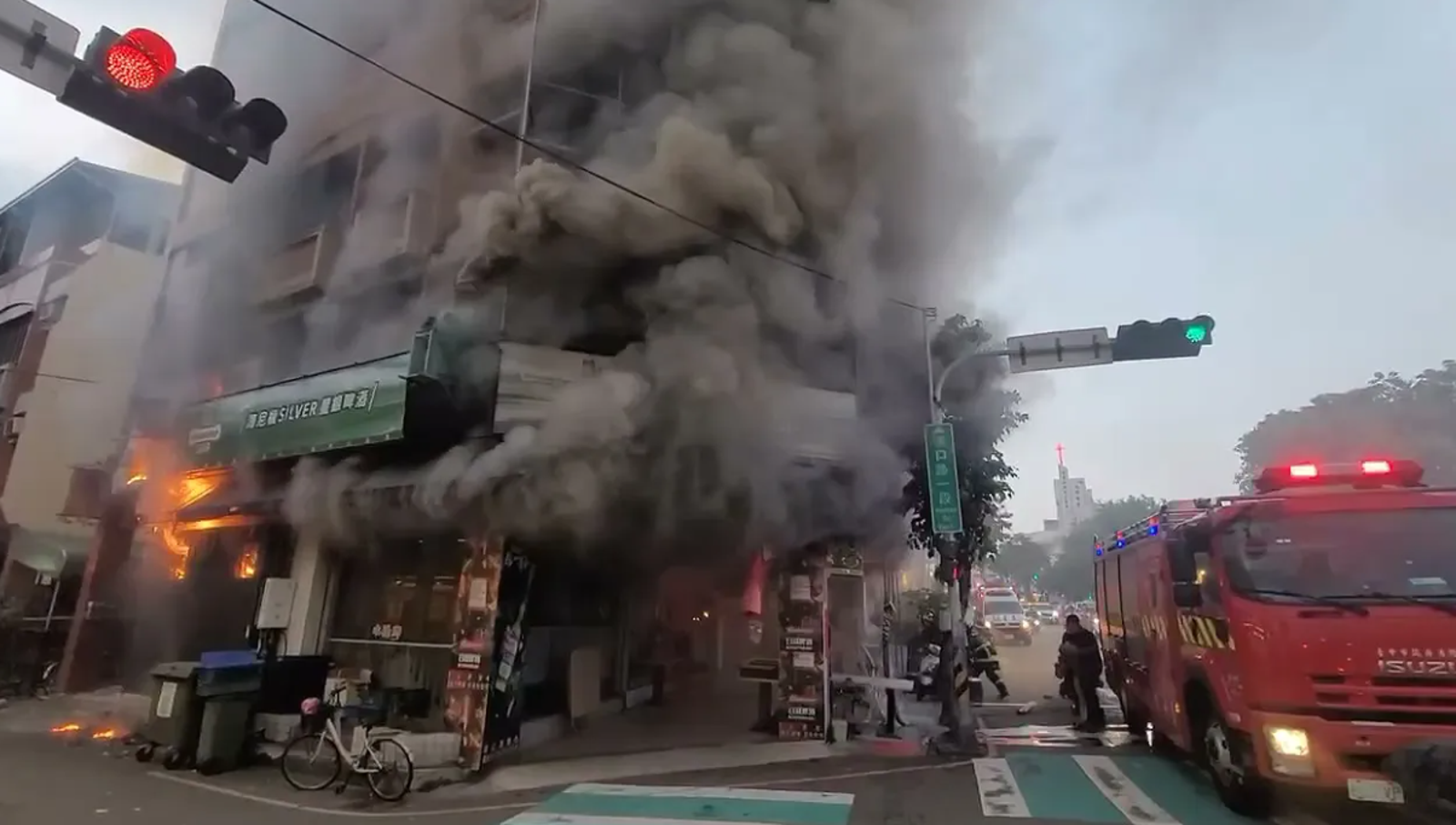 下班尖峰驚魂!台中西屯快炒店大火「黑煙蔽天」 漢口國中對面陷混亂