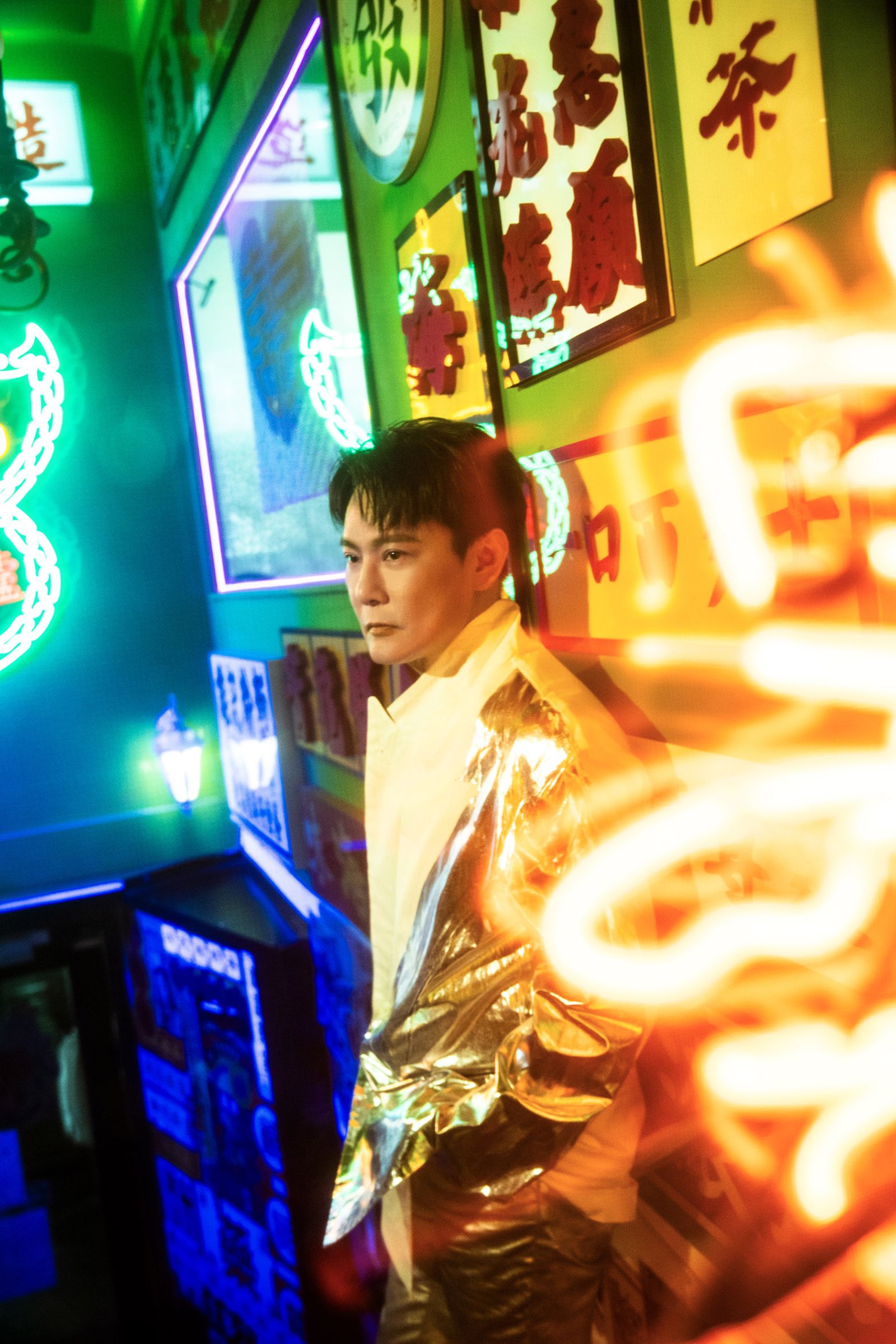 張信哲日前拍攝新歌〈屬於我們的故事〉MV。潮水音樂提供