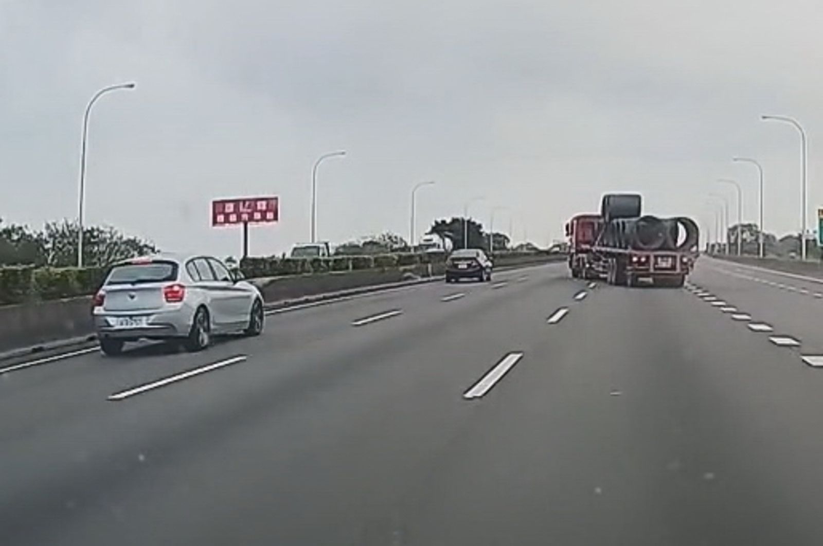 營業半聯結車失控左右橫切四個車道。畫面翻攝threads coco904