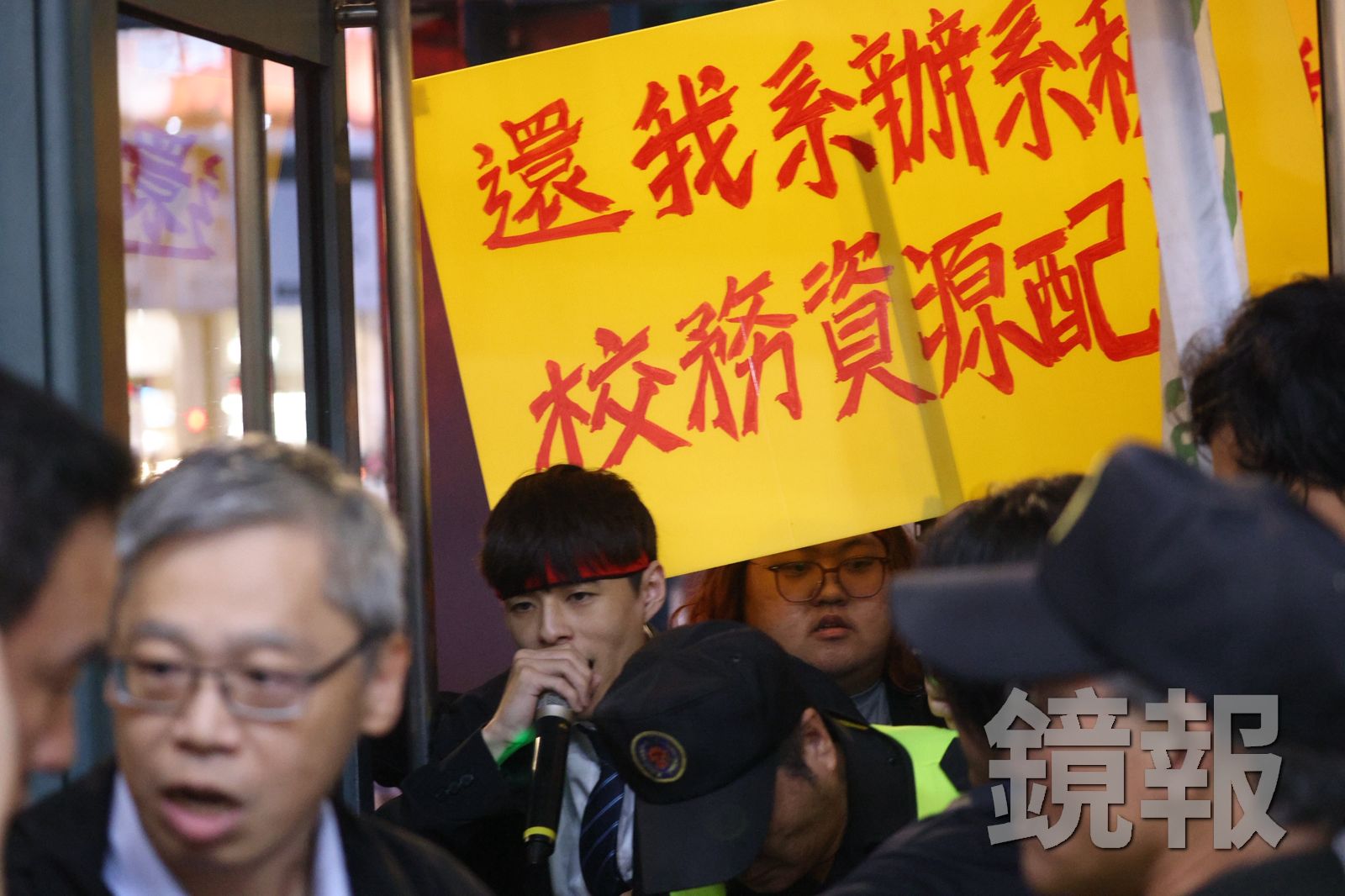 世新70週年校慶在台北小巨蛋舉辦,卻因為校務爭議,場外進行抗議並爆發衝突。攝影劉耀勻
