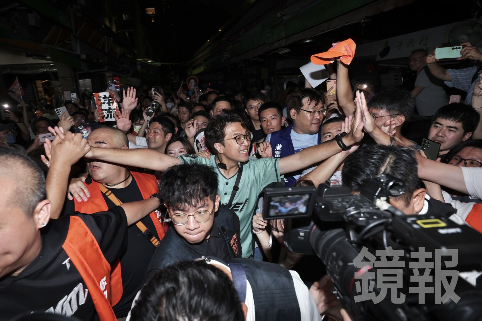 沈伯洋所到之處都是人,現場寸步難行。攝影林煒凱