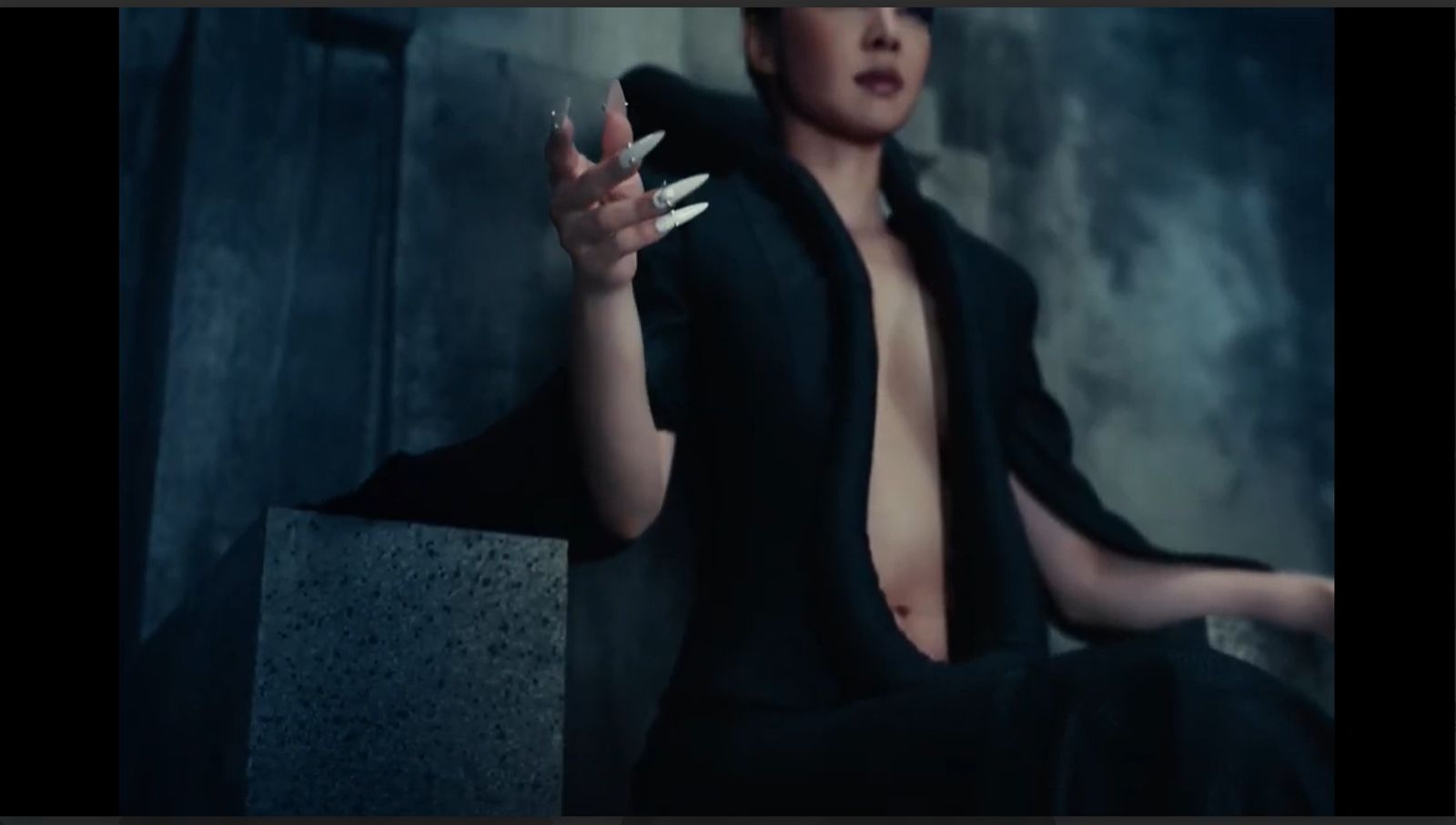 蔡依林〈Pleasure〉MV尺度大開，露出渾圓美胸。凌時差提供