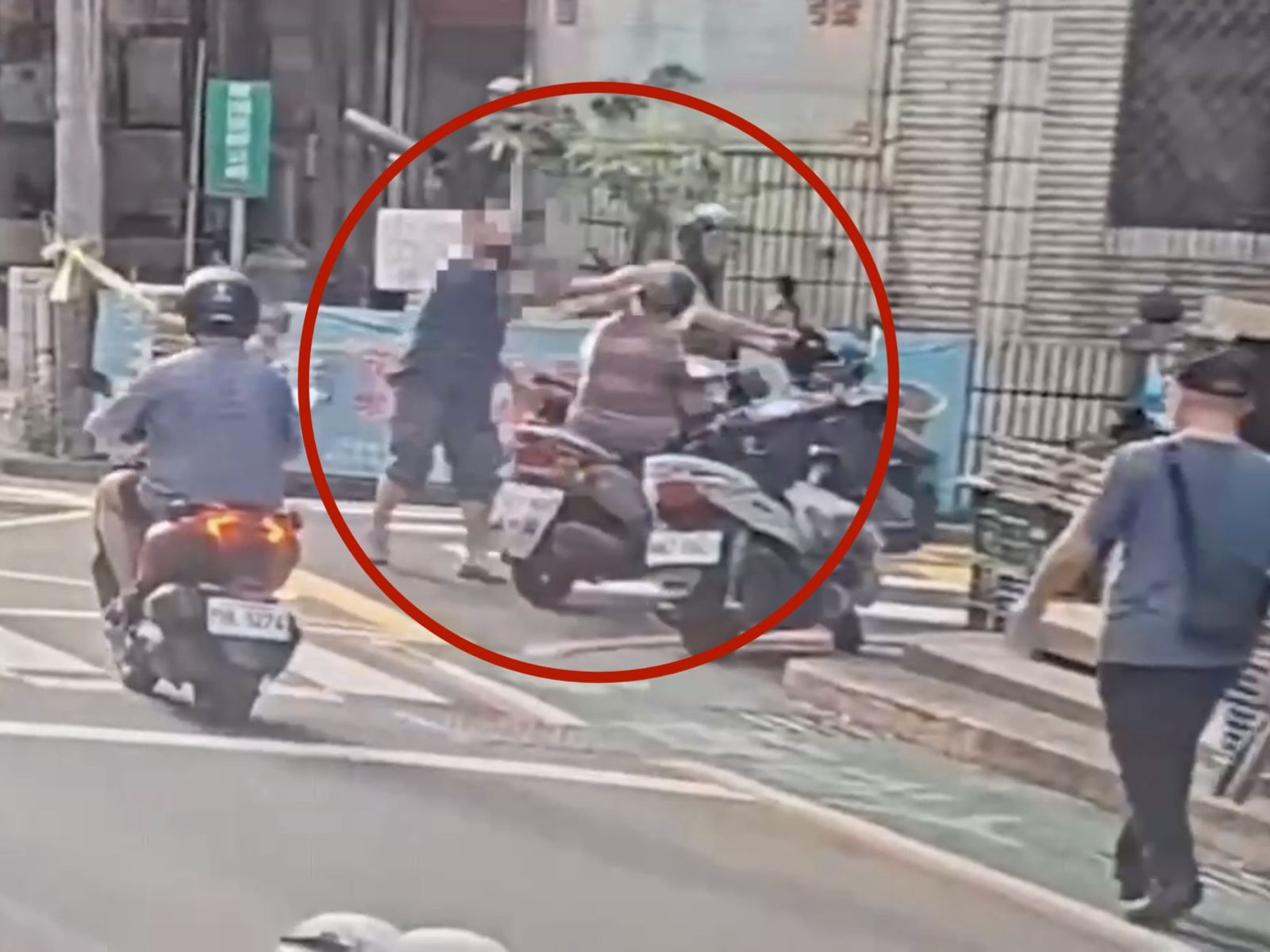 機車轉彎不禮讓!行人怒出手「頭殼巴蕊」 騎士當場傻眼