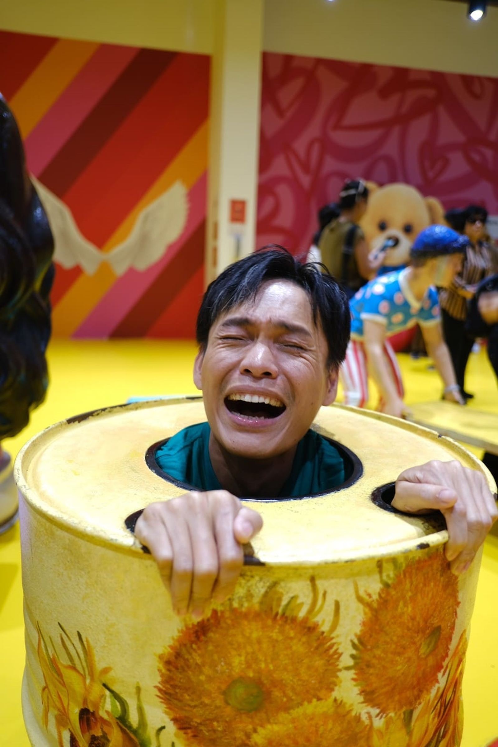 黃鐙輝參觀「特麗愛3D美術館」留下合影。公視台語台提供