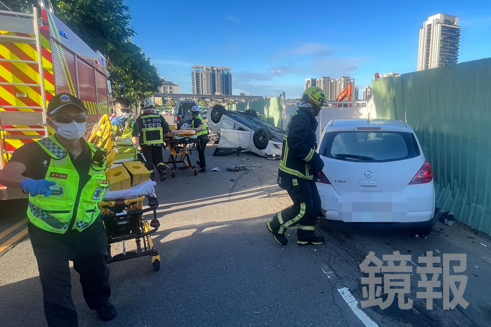 台中北屯轎車撞機車翻覆2受困3傷 74歲男騎士被壓車底命危