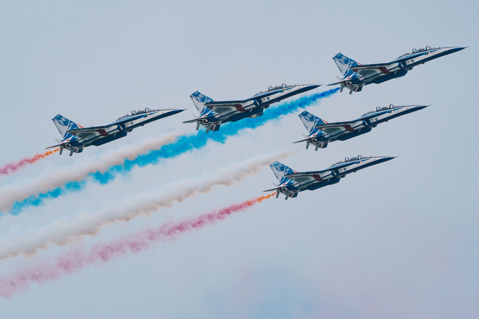 勇鷹號高教機煞車失效 滑入草地造成飛機輕損