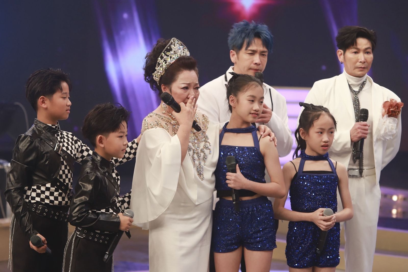 黃西田「亂改歌詞」被白冰冰追打　楊哲單膝下跪「讓女神坐大腿」