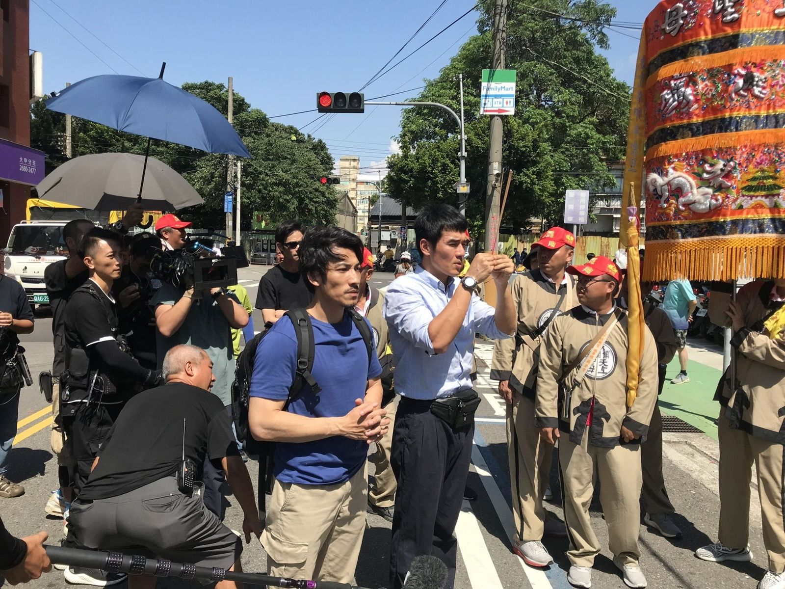 連炳發（左）與楊一展（右）在大甲媽繞境時祈求拍攝順利。《大甲媽祖ㄅㄜˊ 讚》粉絲專頁提供