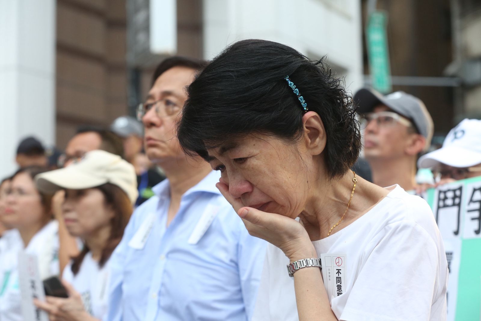陳佩琪在台下看到聲援柯文哲的影片後當場忍不住落淚。(圖/董孟航攝)