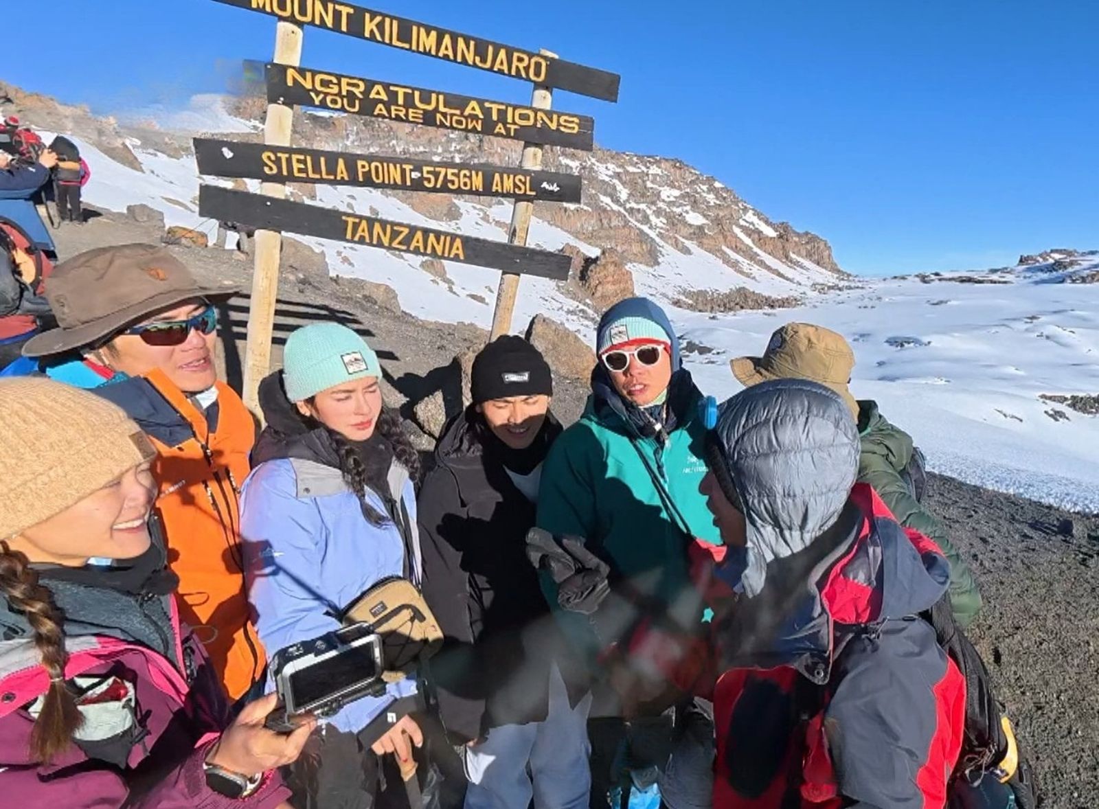 《上山吧！台灣隊》把珍奶戴上非洲之巔。三立提供