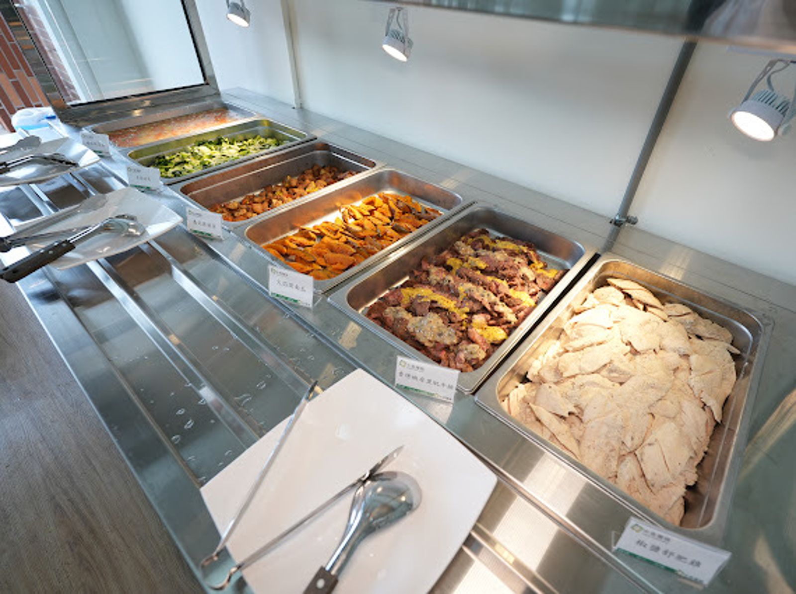 直擊/牛排上桌!台鋼雄鷹進駐皇鷹學院 春訓菜色曝光