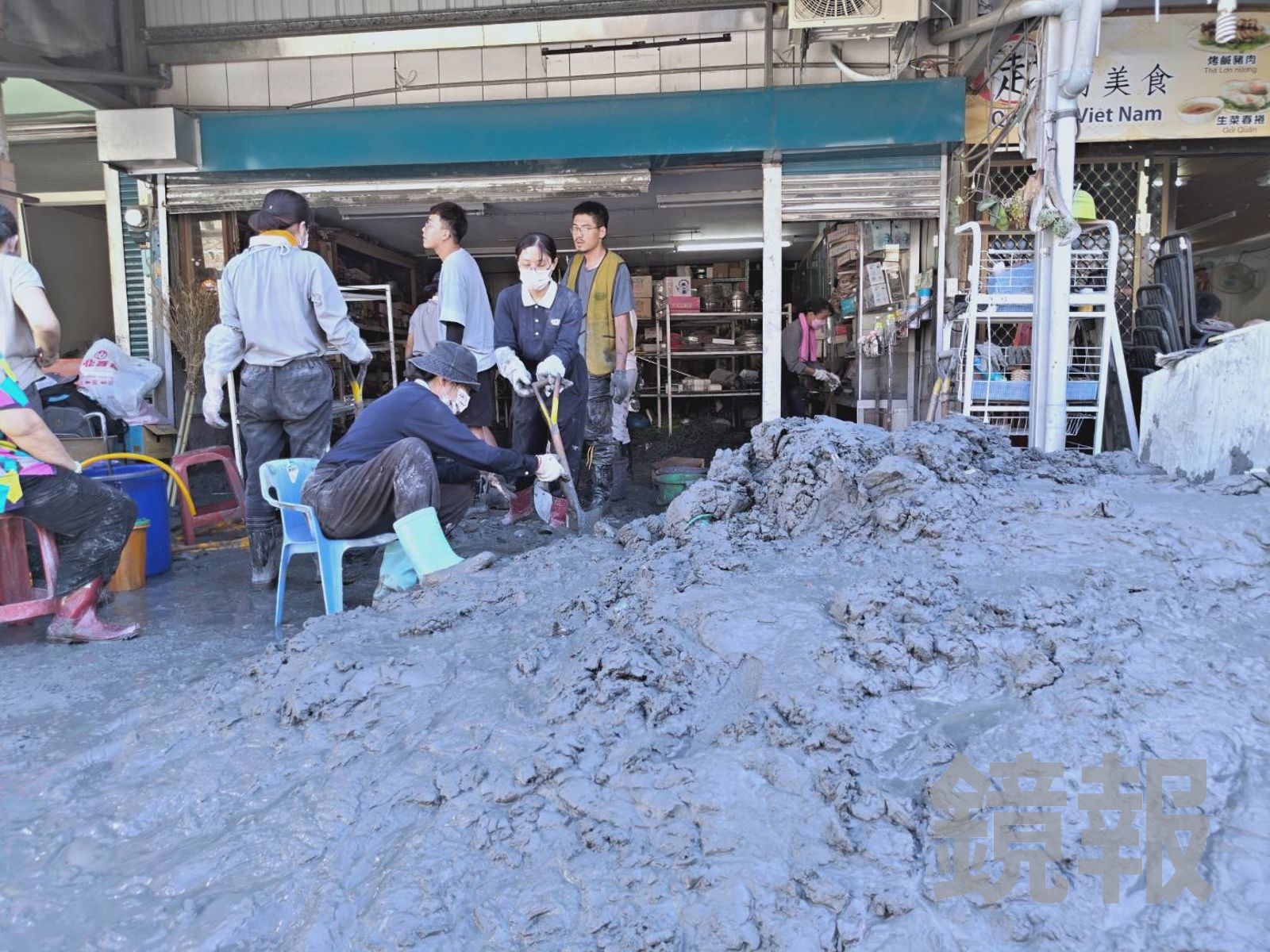 今日一早許多劫後餘生的民眾開始整理凌亂的家園。王吟芳攝