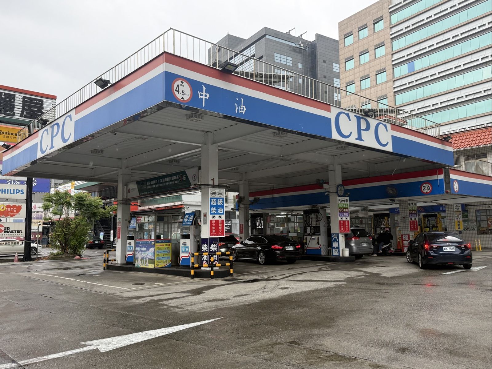 中東衝突再把原油轟上80美元!油價三連降喊卡 95汽油回2字頭再等等
