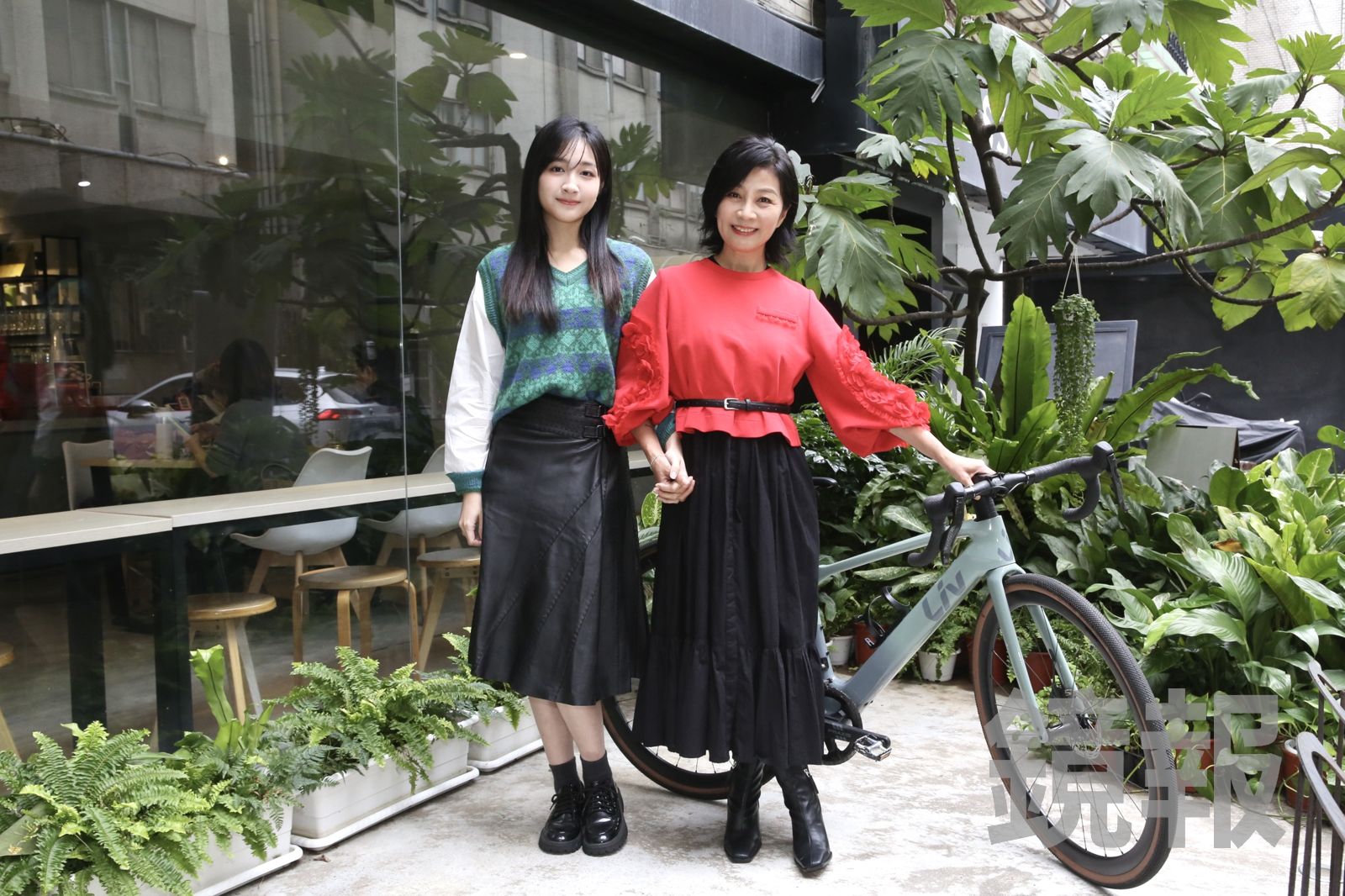 方文琳（右）與女兒于齊薇一起騎車環島。董孟航攝