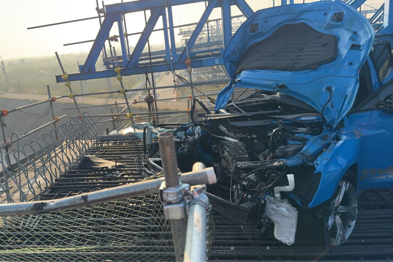 30歲男開奧迪自撞身亡！暴衝飛上9m高架橋　車頭全毀慘狀曝