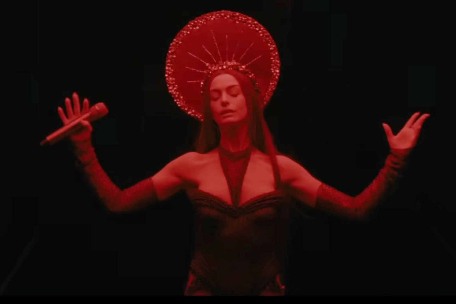 女神卡卡加上泰勒絲？安海瑟薇《魅影巨星》造型曝光　主動漂髮「燒焦髮根」還原脆弱感