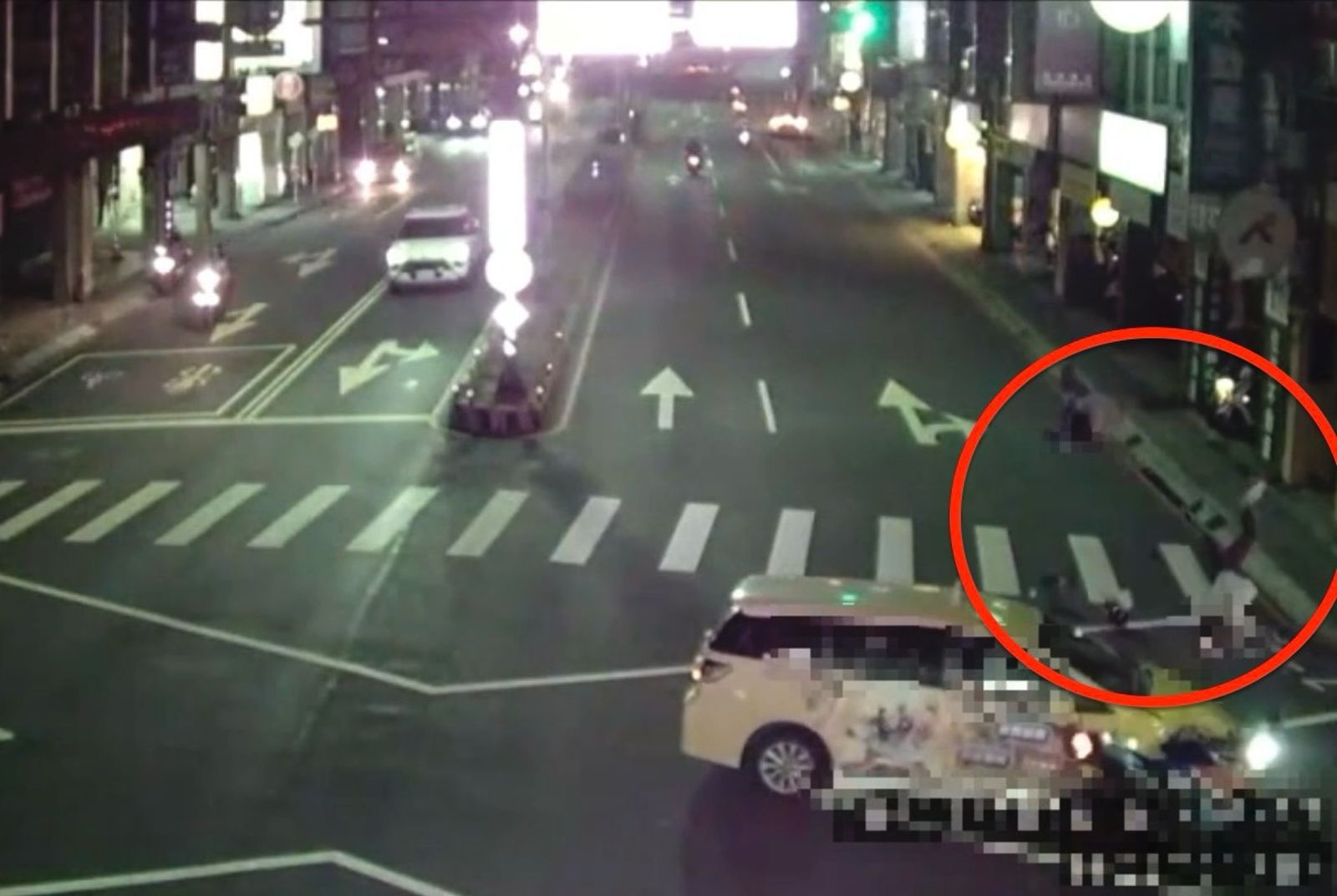 驚悚畫面曝光!70歲小黃司機左轉出事 機車雙載情侶撞車噴飛「近1層樓」...2人腦出血重傷送醫