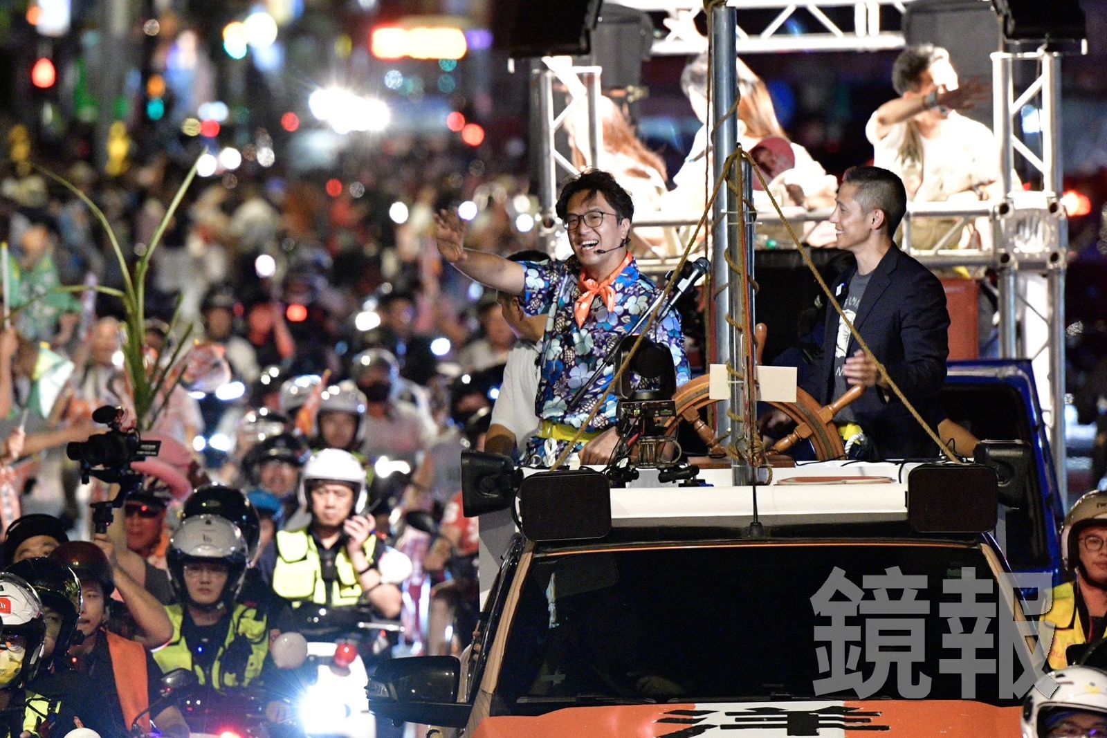 民進黨台北市長參選人沈伯洋第二場車掃直搗藍營票倉松信,仍受到大批支持者歡迎。攝影李智為