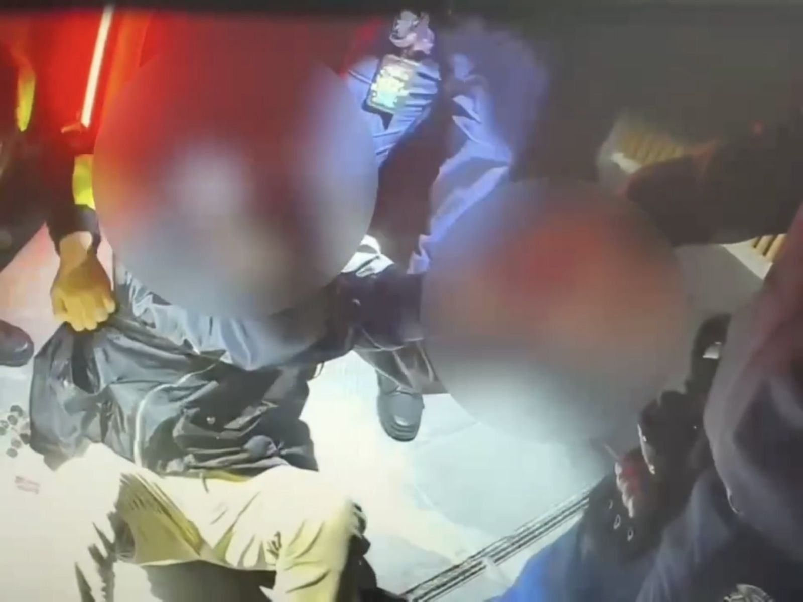 袁姓嫌犯看見員警立刻拔腿狂奔,最後仍慘遭壓制逮補。翻攝畫面