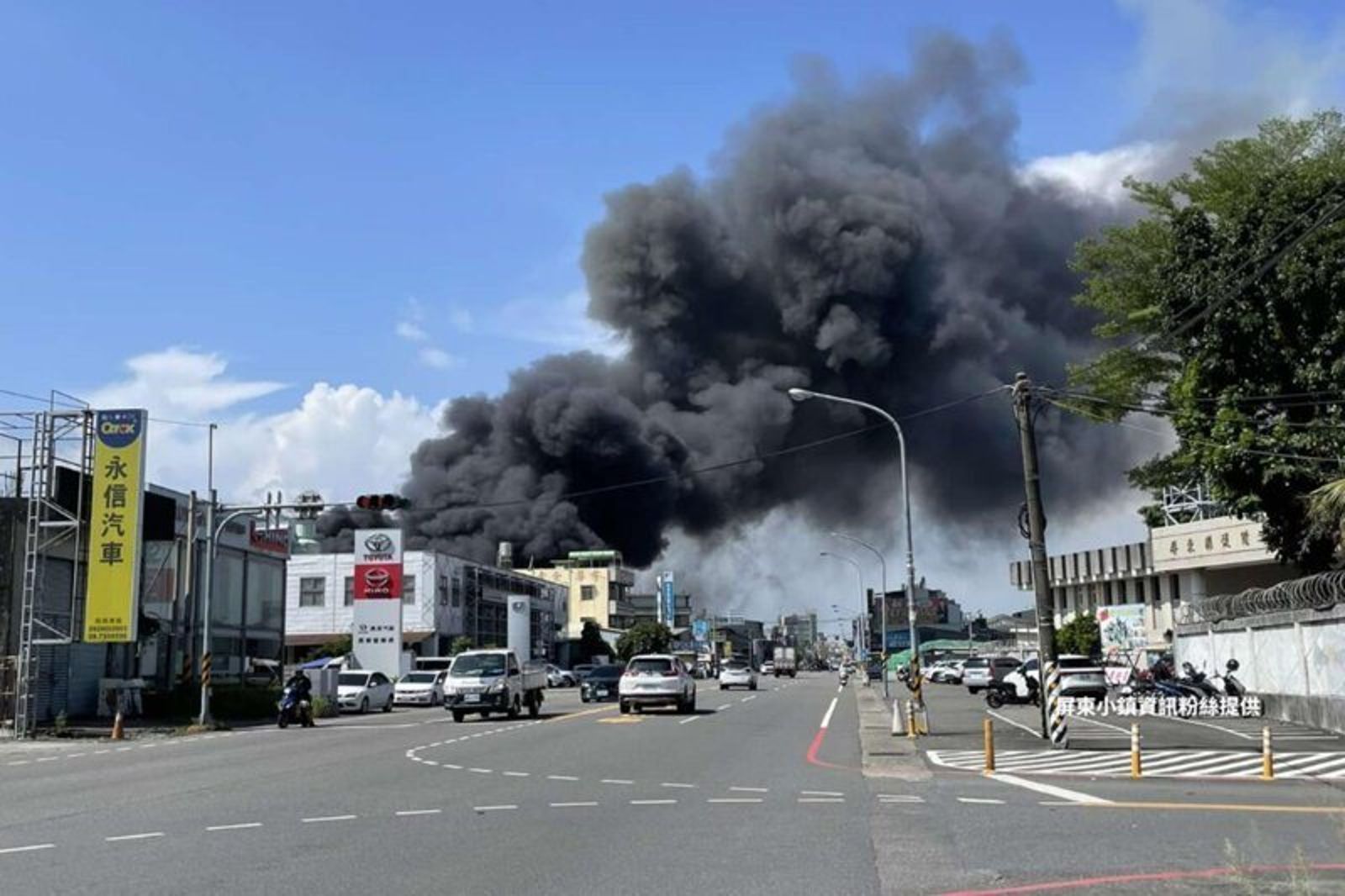 屏東建國路汽車回收場大火,場面觸目驚心。屏東小鎮資訊粉絲專頁提供