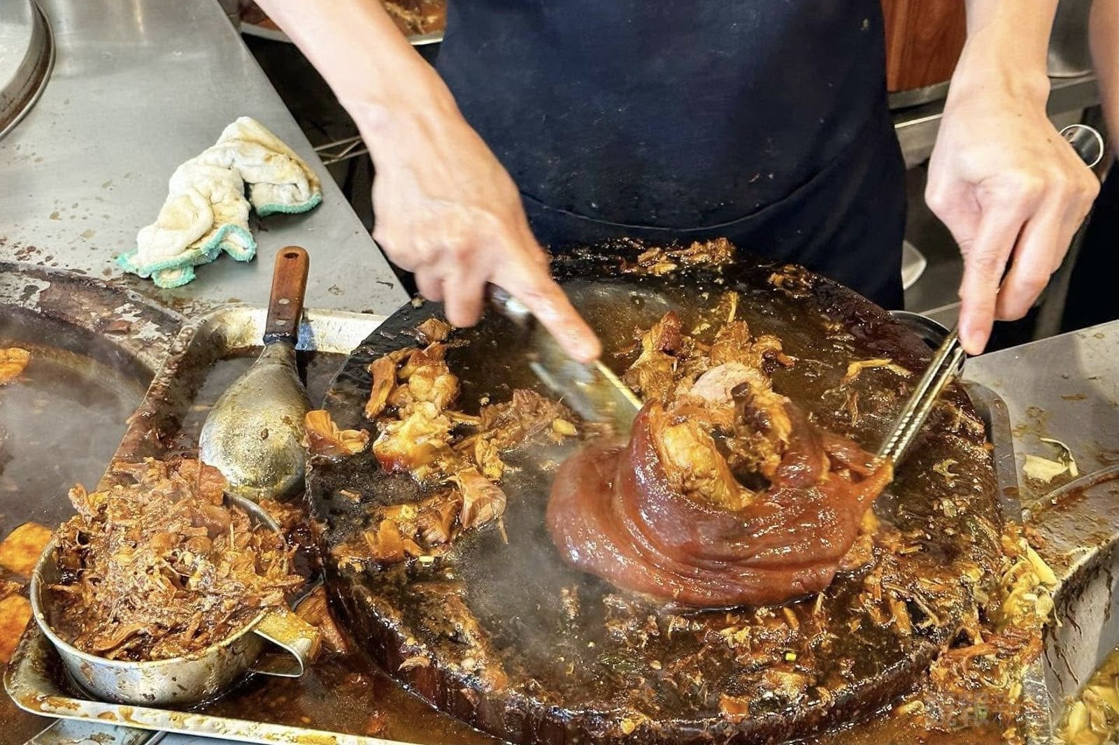 不輸黃仁勳愛店富霸王！中和滷肉腳的腿庫肥嫩鹹香超下飯