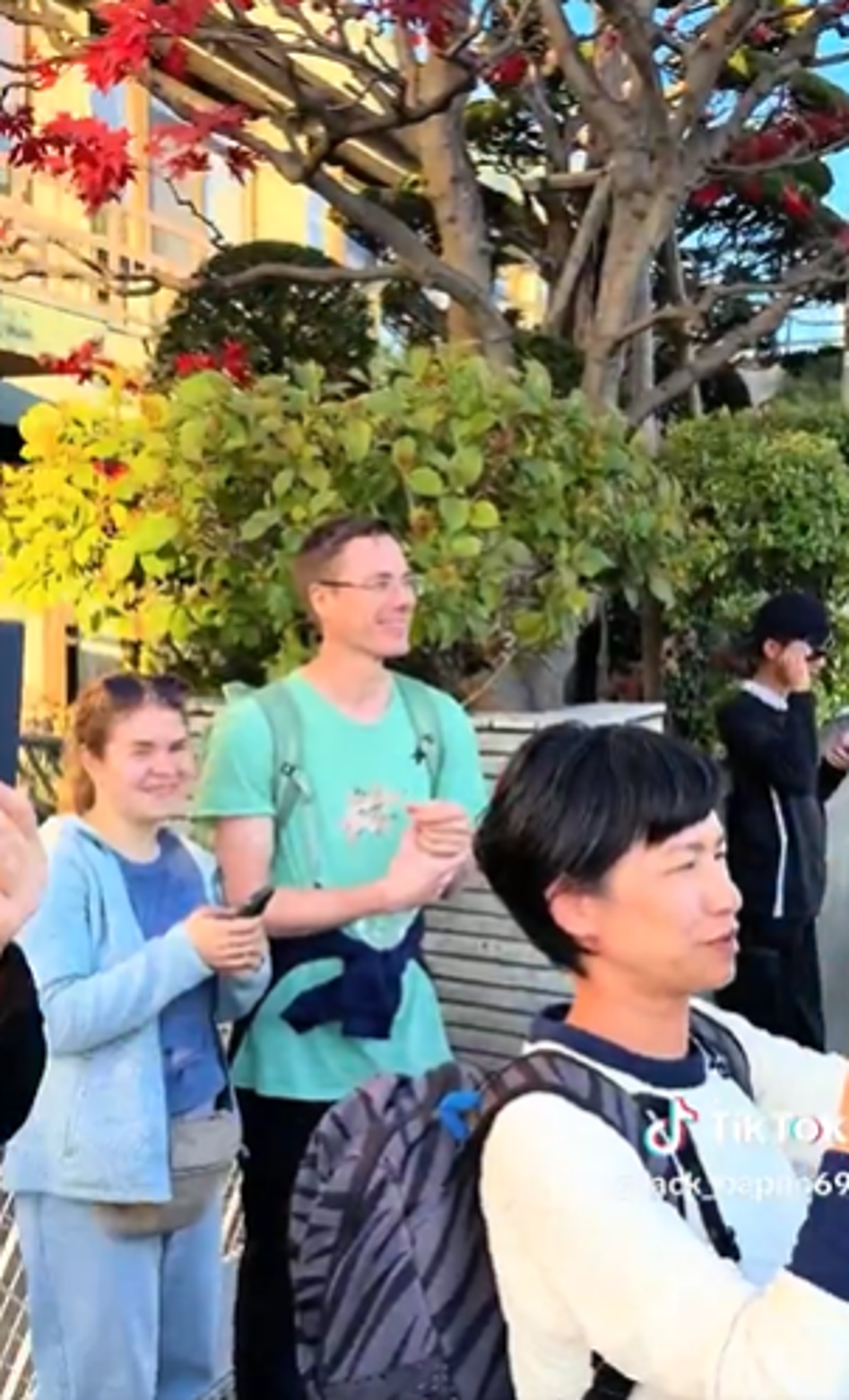 引來其他外國客圍觀拍攝。圖／翻自@ajimoto