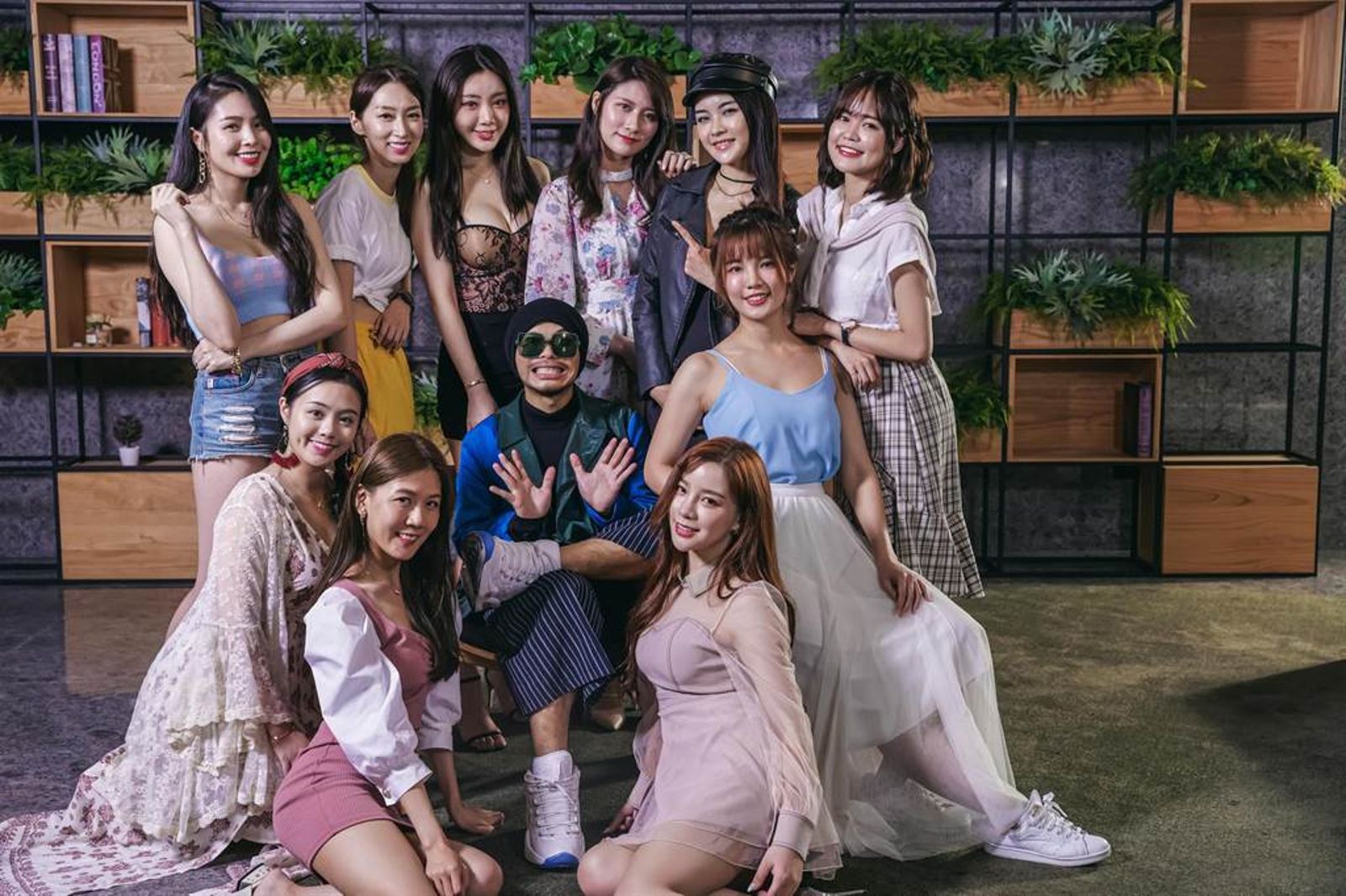 黃明志「秘約妙齡女孩」證據曝光!北市急下架影片 韓國瑜也曾約他「喝咖啡」