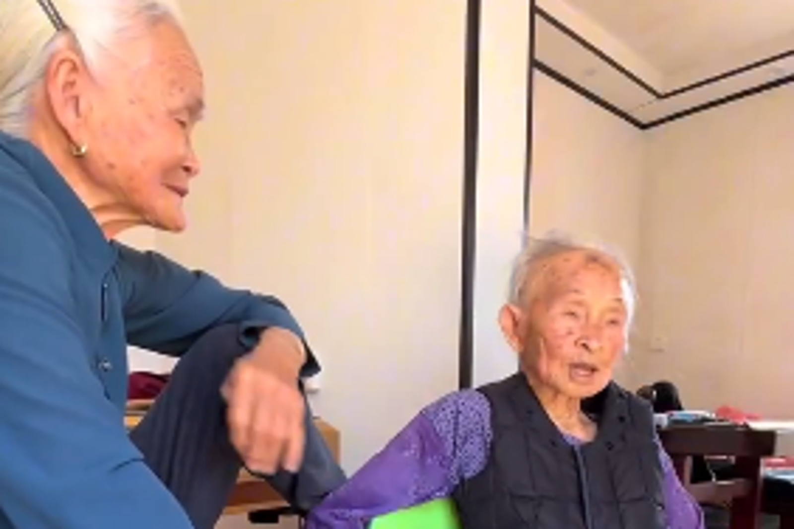91歲女兒與113歲母親交談畫面曝光,羨煞一票網友。圖/翻攝自X