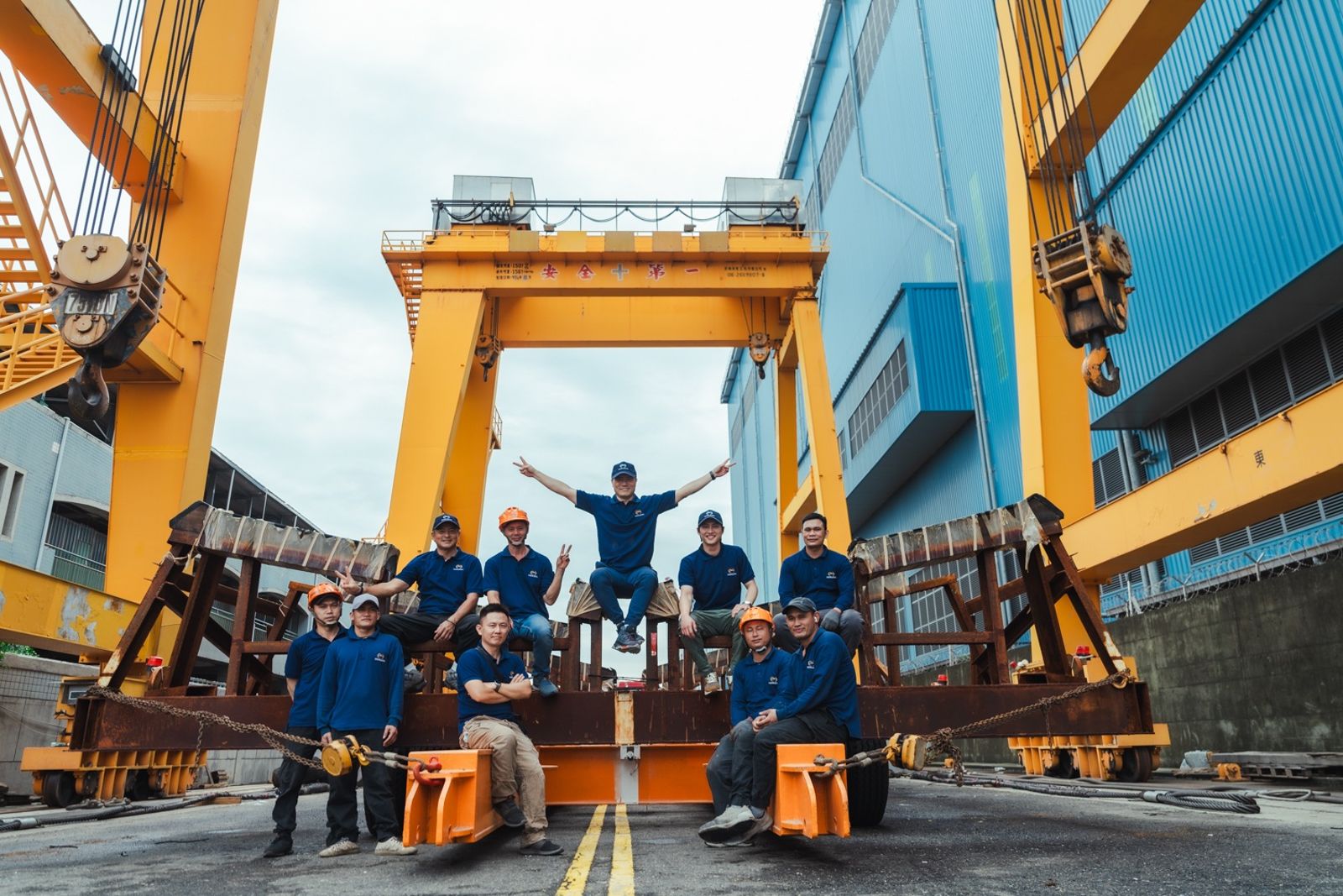 李銘順（後排左）、李銘忠（中）、范少勳（後排右二）與船廠工人合照。公視提供