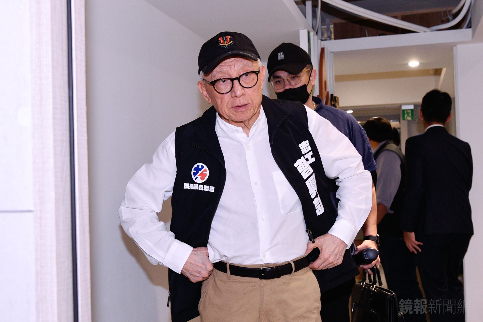 曹興誠親赴國民中央黨部下辯論戰帖　藍營青年軍擺標語、播放「燃燒吧火鳥」干擾