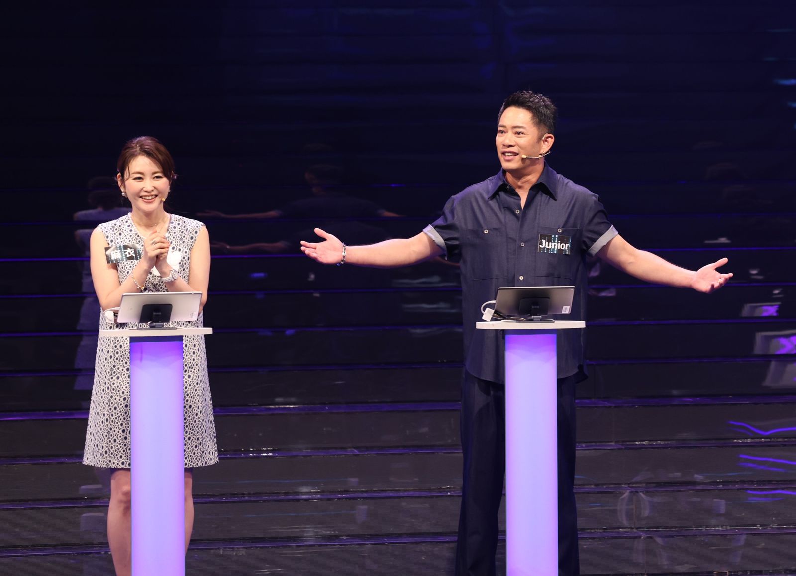 麻衣（左）、Junior（右）同上公視節目《哈！真相大白了》，與主持人哈林一來一往，現場妙趣橫生。公視提供