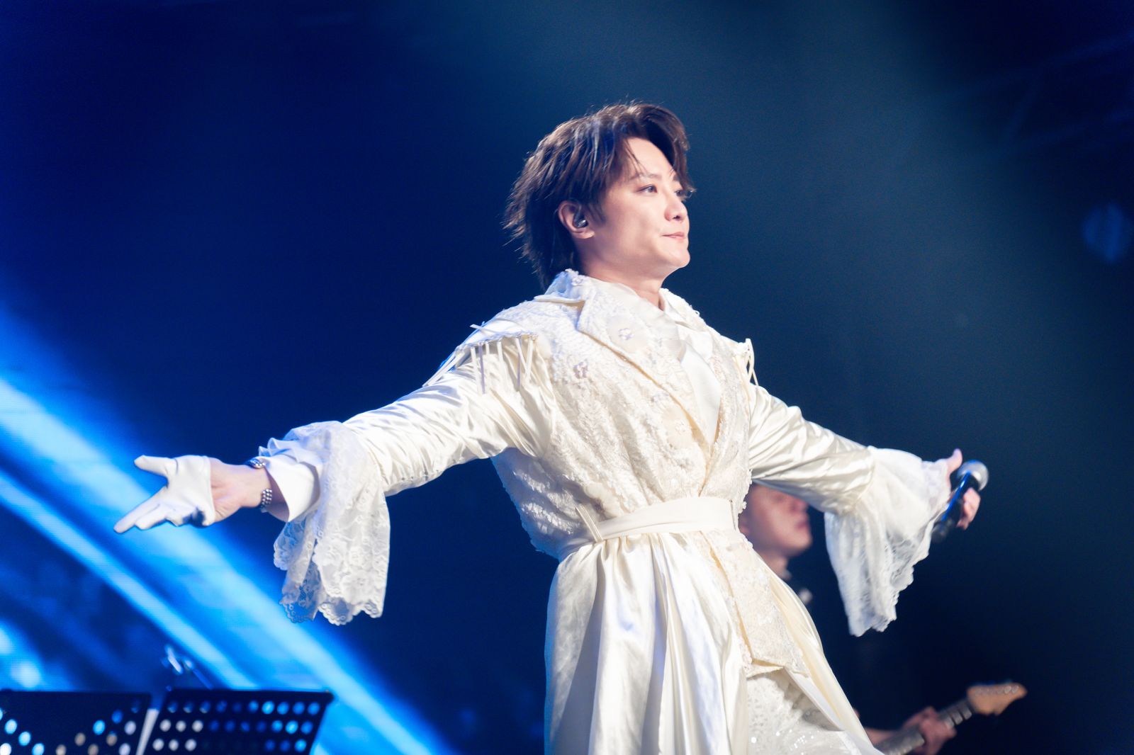 阿沁不藏了！寵妻女飛海島慶生　享天倫樂還為她們寫歌