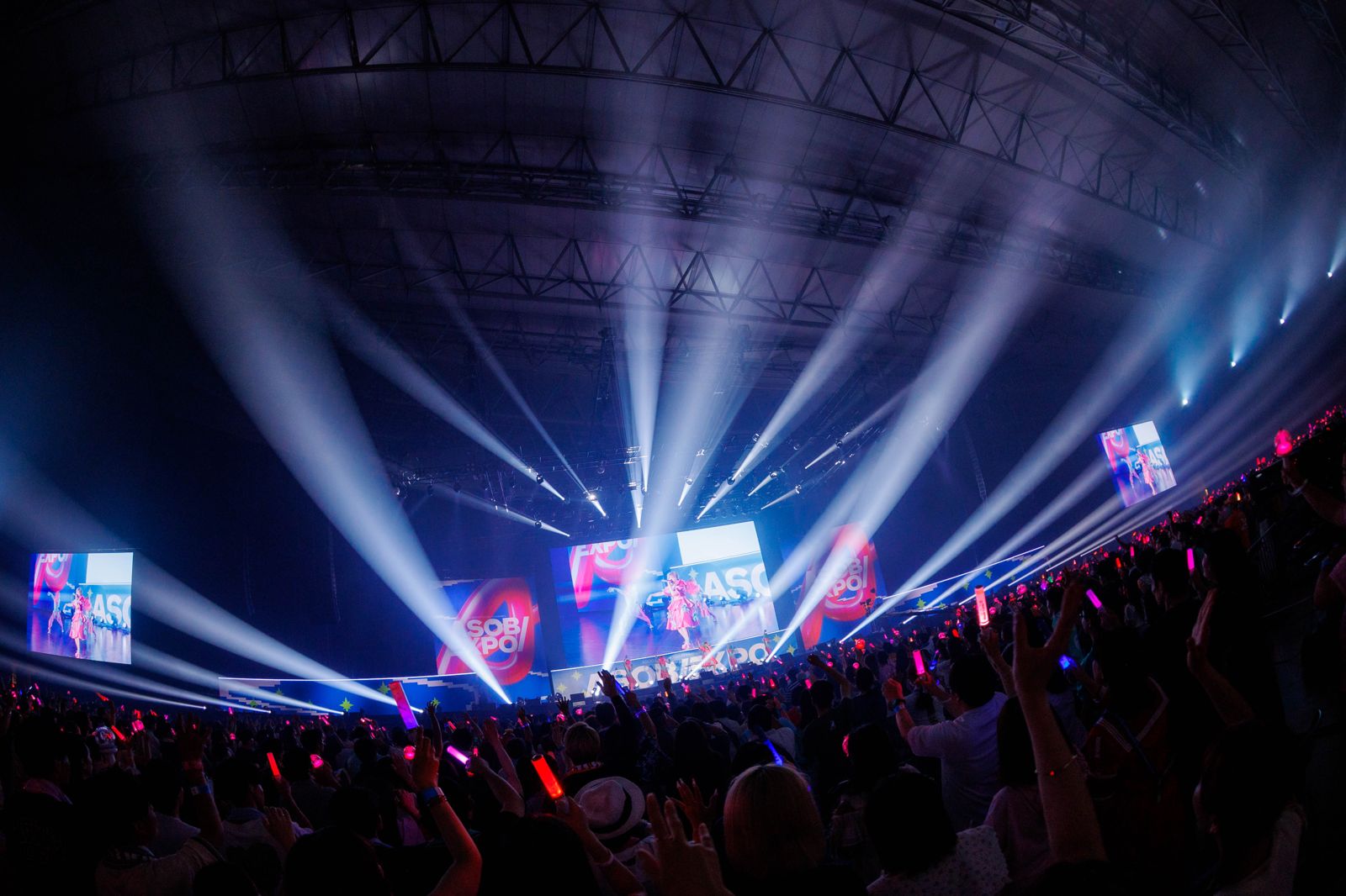 卡莉怪妞參與公司的音樂祭，與萬人同歡。ASOBI SYSTEM提供